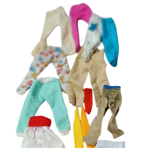 Vintage Barbie Clothing 46 Pieces - Dresses, Shorts, Leggings, Pants, Hangers - Picture 3 of 10
